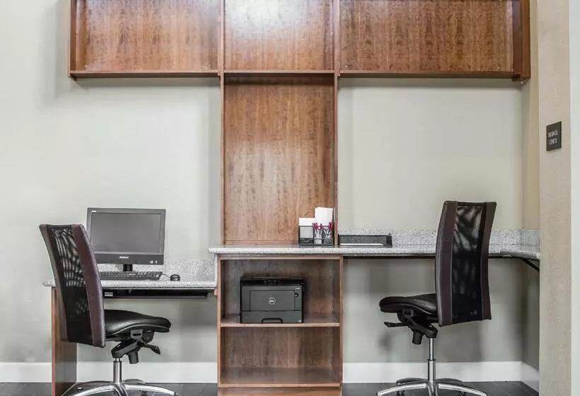 호텔 Comfort Suites Woodland  Sacramento Airport