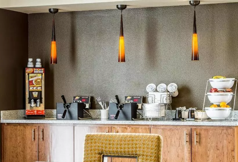 호텔 Comfort Suites Woodland  Sacramento Airport