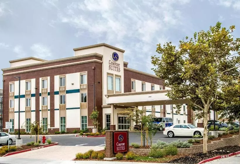 호텔 Comfort Suites Woodland  Sacramento Airport