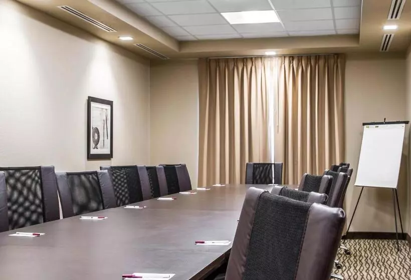 호텔 Comfort Suites Woodland  Sacramento Airport