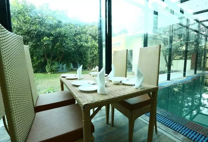 Отель Safari Park Resort