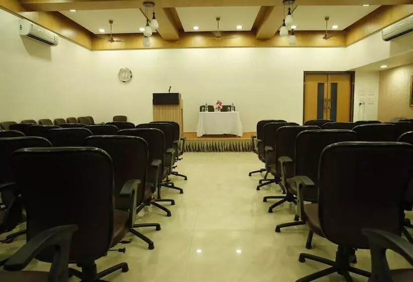 בית מלון כפרי Abhishek Beach Resort & Spa