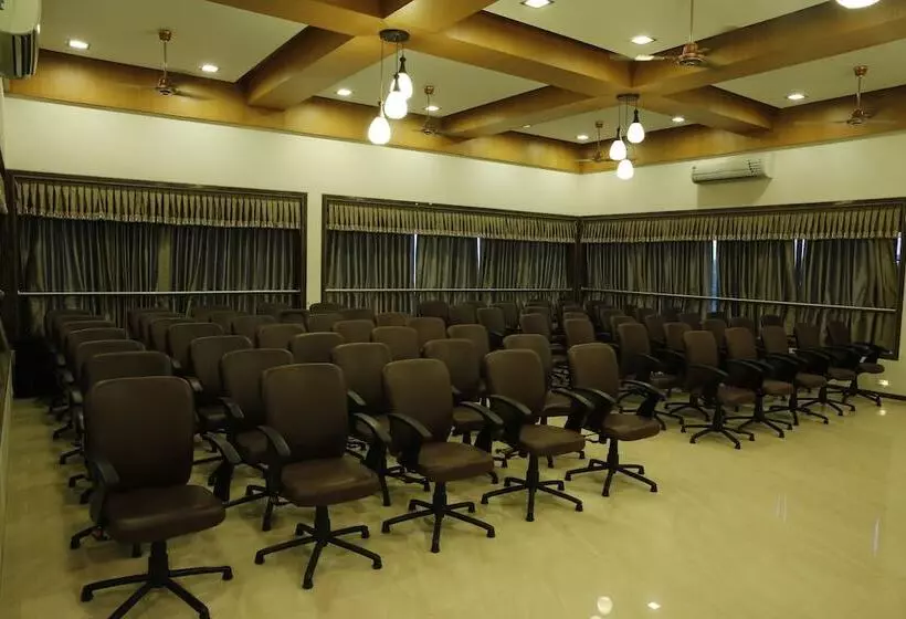 בית מלון כפרי Abhishek Beach Resort & Spa