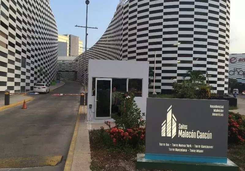 Suites Malecon Cancun