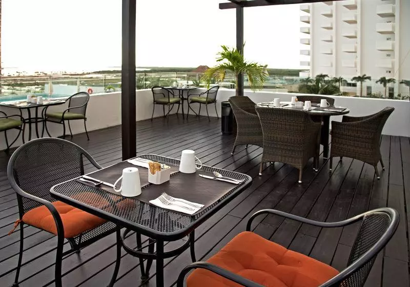 Suites Malecon Cancun