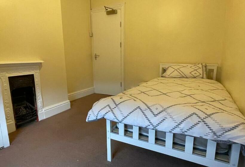 مبيت وإفطار Rooms In A Victorian Comfortable 4 Bedroom House In Milton Keynes Rooms Not En Suites