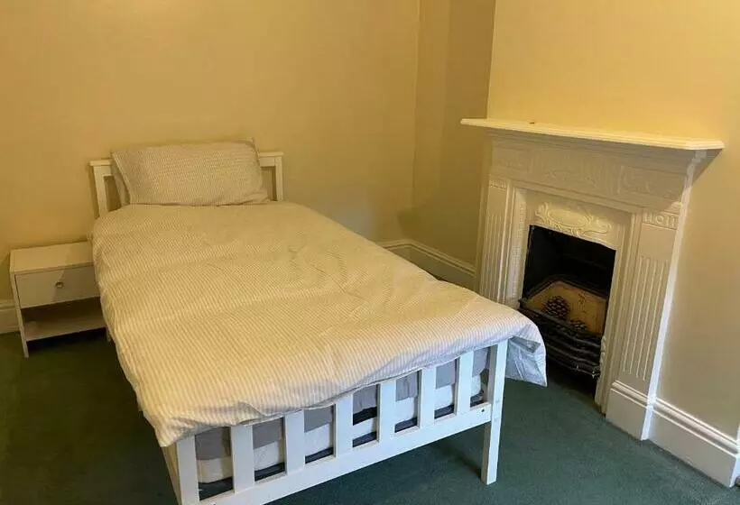 Aamiaismajoitus (B&B) Rooms In A Victorian Comfortable 4 Bedroom House In Milton Keynes Rooms Not En Suites