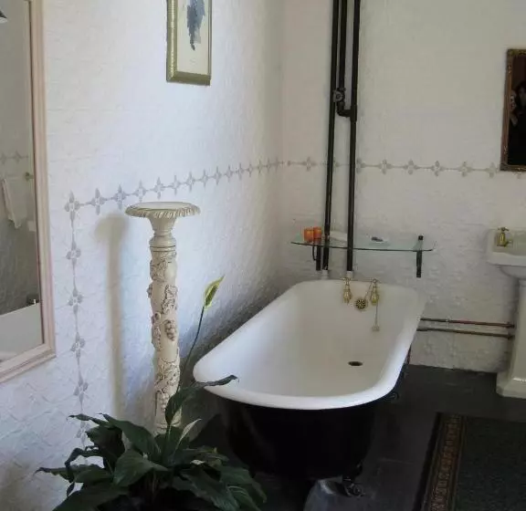 مبيت وإفطار Ugbrooke Country Estate