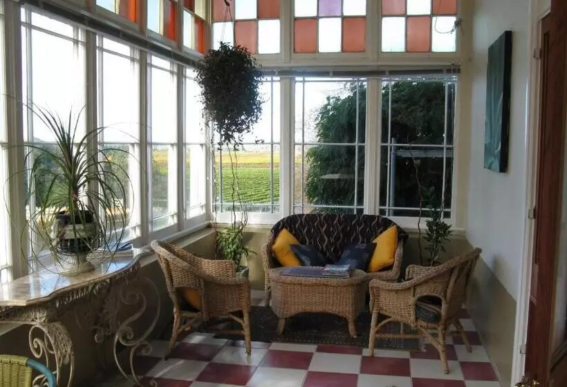 مبيت وإفطار Ugbrooke Country Estate