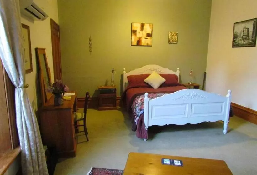 مبيت وإفطار Ugbrooke Country Estate