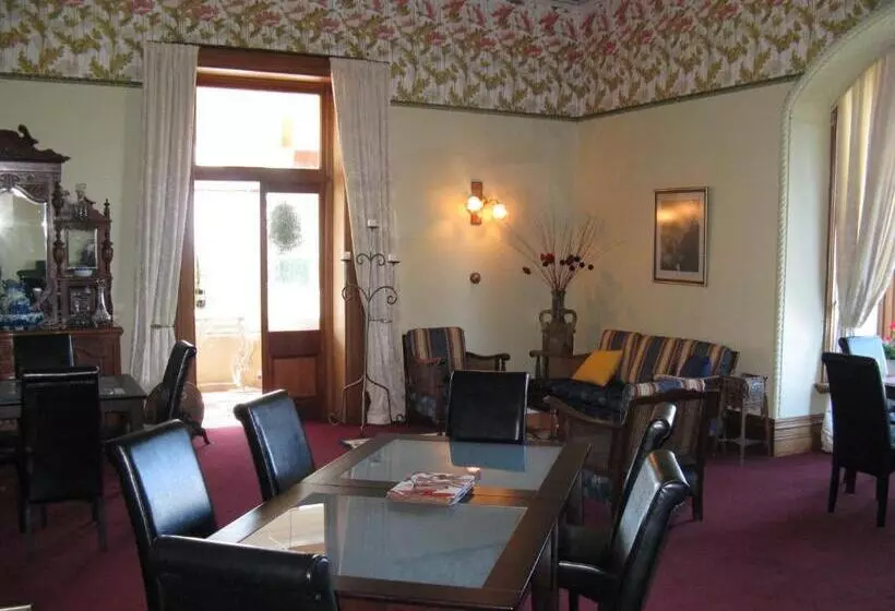 مبيت وإفطار Ugbrooke Country Estate