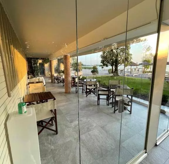 Отель Le Petit Du Lac