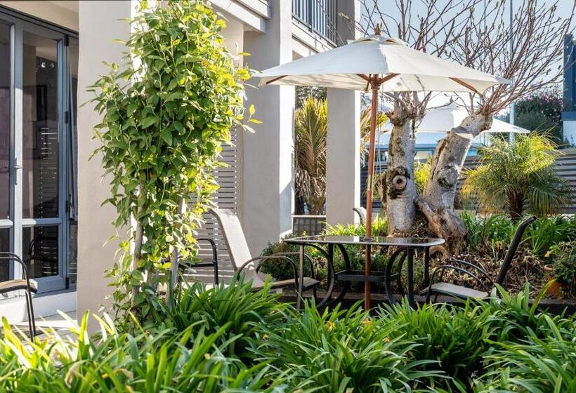 Nautilus Lodge Motel