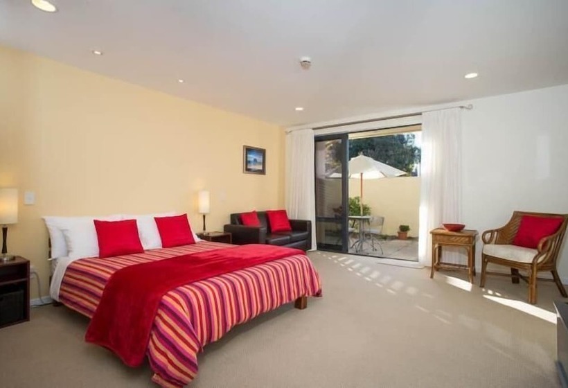 Nautilus Lodge Motel