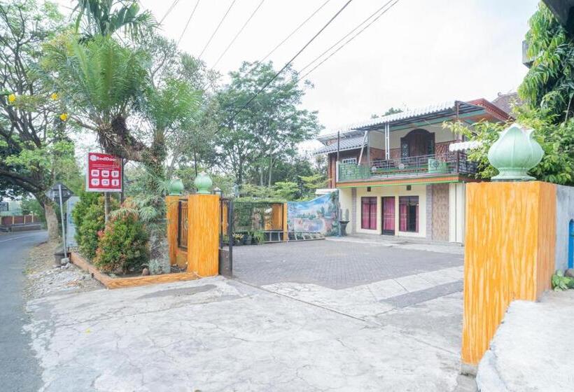 هتل Reddoorz Syariah Near Batu Night Spectacular 3