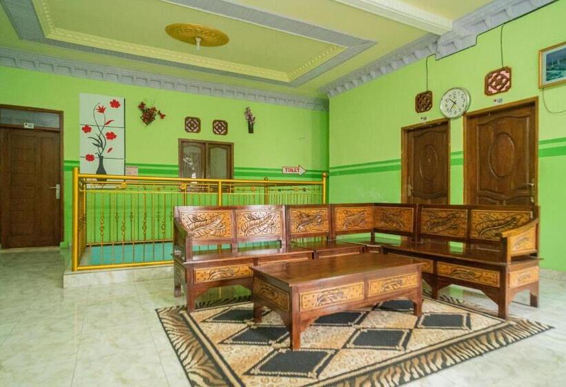 هتل Reddoorz Syariah Near Batu Night Spectacular 3