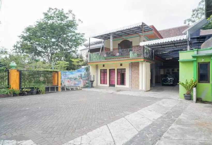 هتل Reddoorz Syariah Near Batu Night Spectacular 3