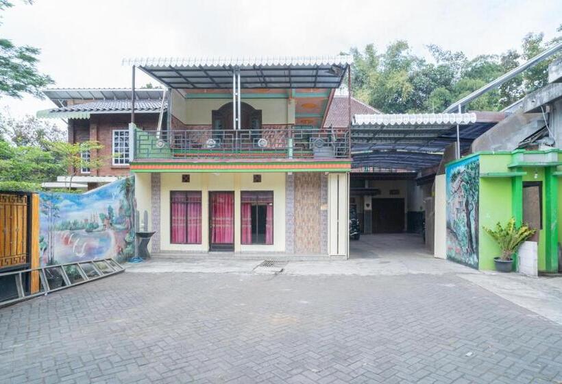 هتل Reddoorz Syariah Near Batu Night Spectacular 3