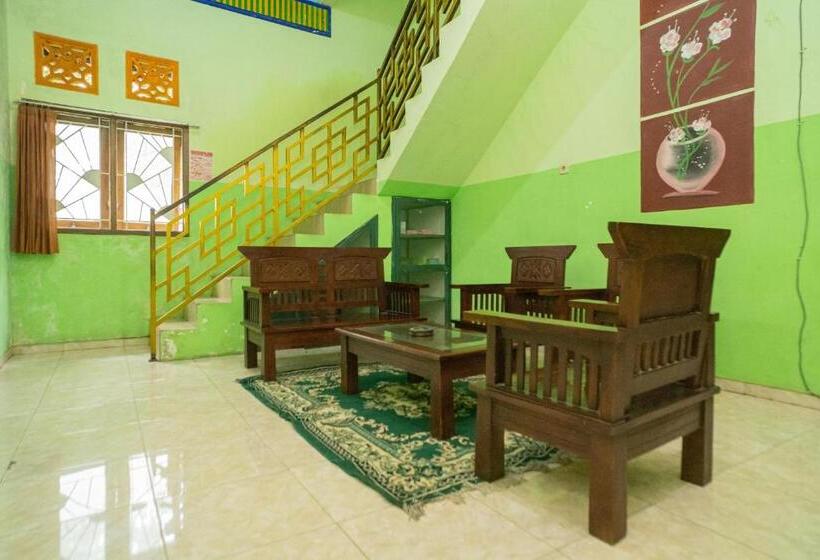 هتل Reddoorz Syariah Near Batu Night Spectacular 3