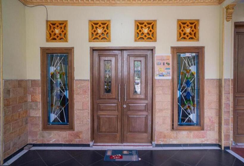 هتل Reddoorz Syariah Near Batu Night Spectacular 3