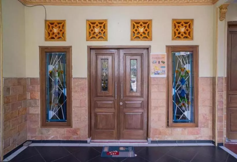 هتل Reddoorz Syariah Near Batu Night Spectacular 3