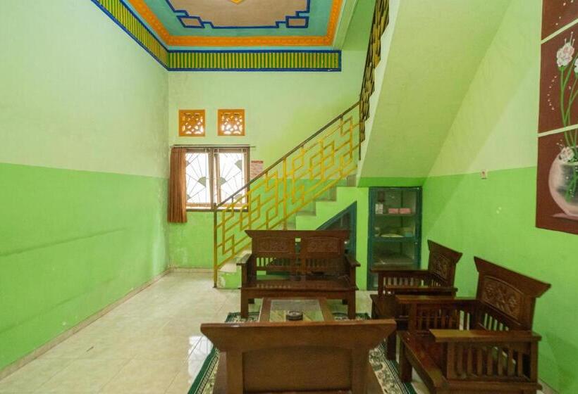 هتل Reddoorz Syariah Near Batu Night Spectacular 3