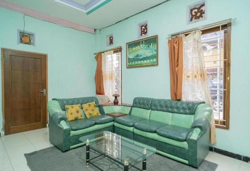 هتل Reddoorz Syariah Near Batu Night Spectacular 3