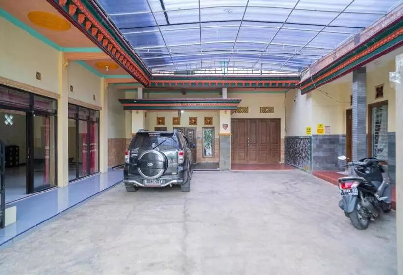 هتل Reddoorz Syariah Near Batu Night Spectacular 3