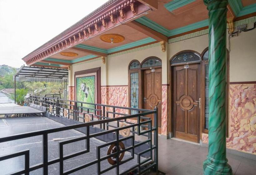 هتل Reddoorz Syariah Near Batu Night Spectacular 3