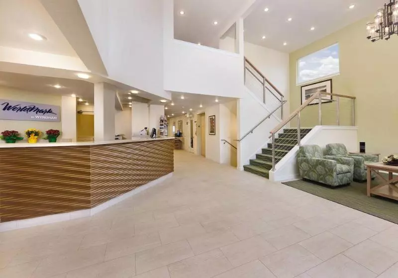 בית מלון כפרי Worldmark Surfside Inn