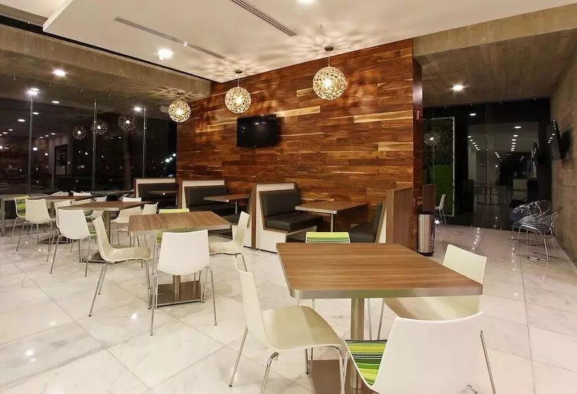 酒店 One Villahermosa 2000