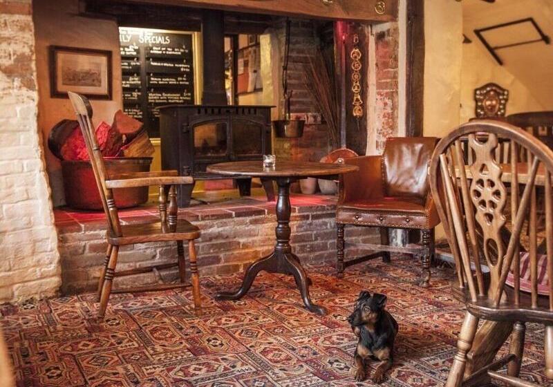 فندق The Hatchet Inn