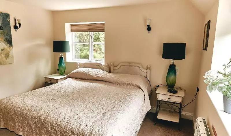 Отель The Hatchet Inn