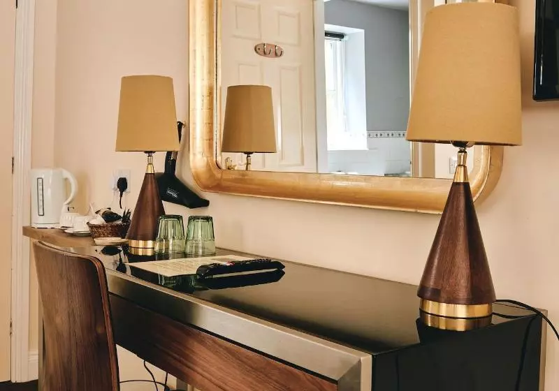 Отель The Hatchet Inn