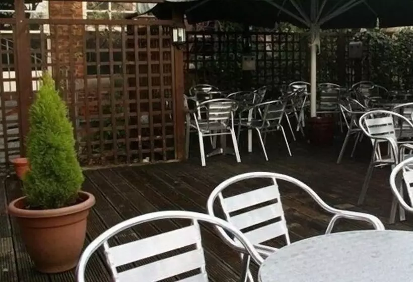 Отель The Dukeries Lodge, Edwinstowe, Nottinghamshire