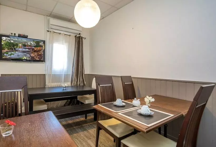 Отель Hôtel Des Moulins