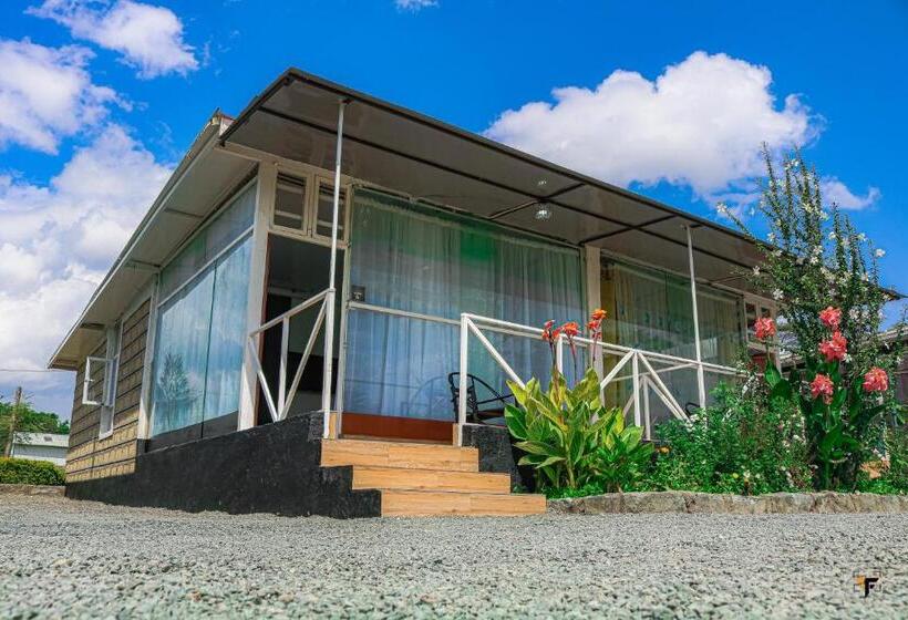 هتل Lakewalk Cabin