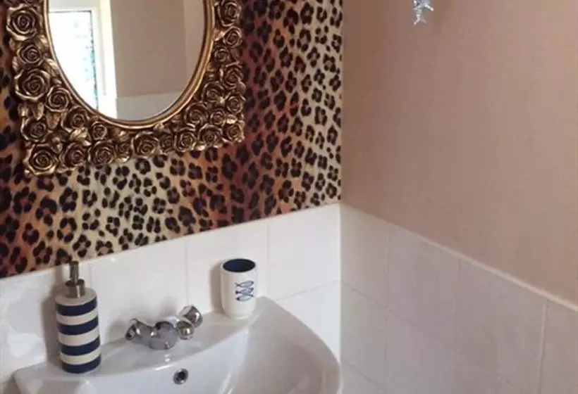 تختخواب و صبحانه Maison Claire