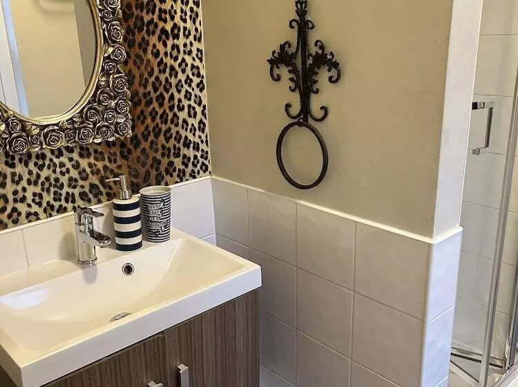 تختخواب و صبحانه Maison Claire