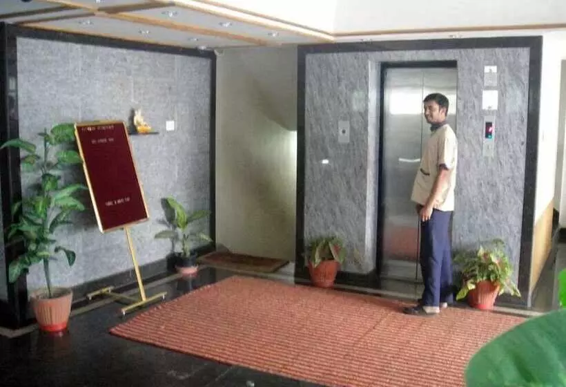 هتل Chinna's Residency