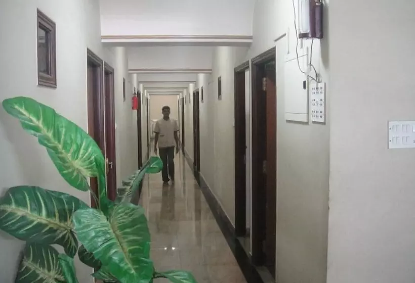 هتل Chinna's Residency