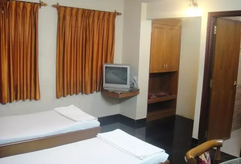 هتل Chinna's Residency