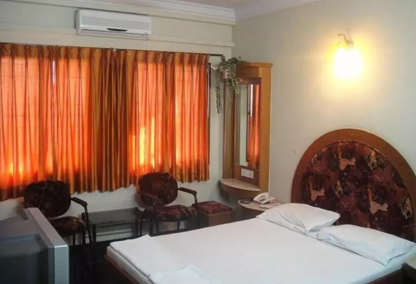 هتل Chinna's Residency