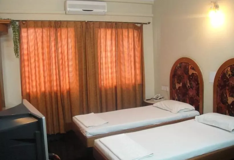 هتل Chinna's Residency