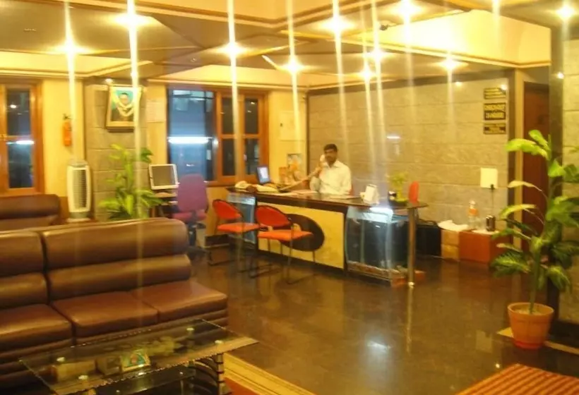 هتل Chinna's Residency