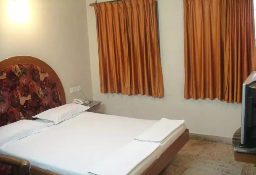 هتل Chinna's Residency