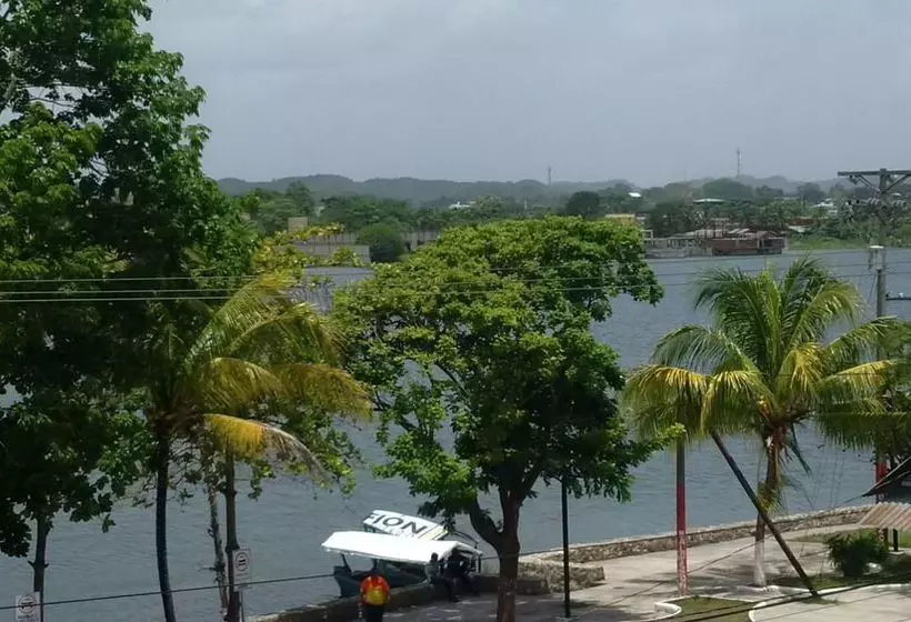 هتل Flores De Peten