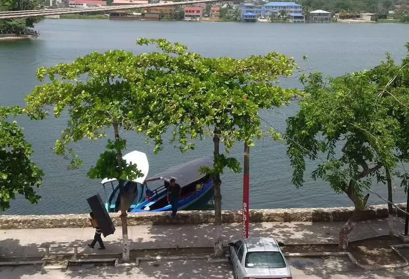 هتل Flores De Peten