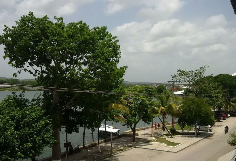 هتل Flores De Peten