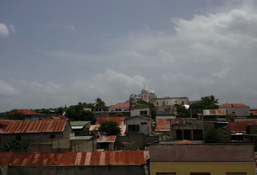 هتل Flores De Peten